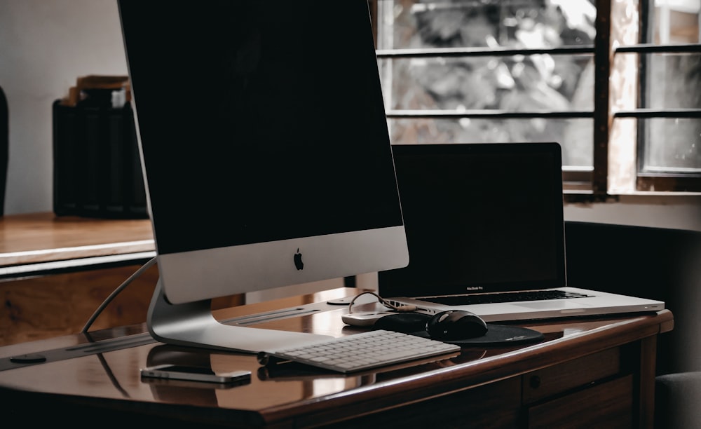 silver imac on brown wooden desk