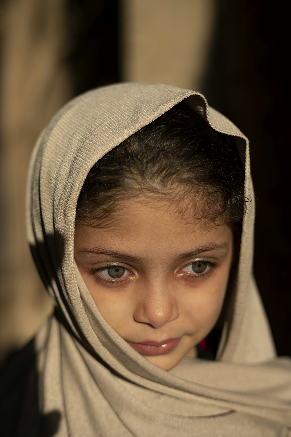 menina no hijab cinza sorrindo