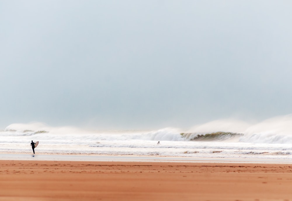 ocean waves crashing on shore during daytime