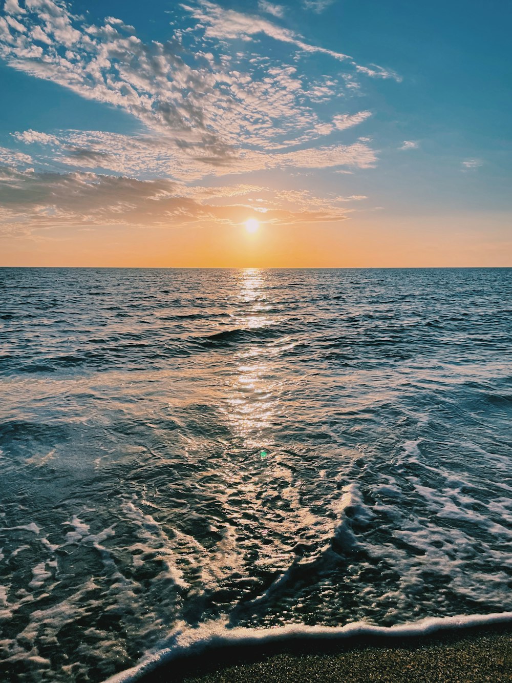 Onde dell'oceano che si infrangono sulla riva durante il tramonto