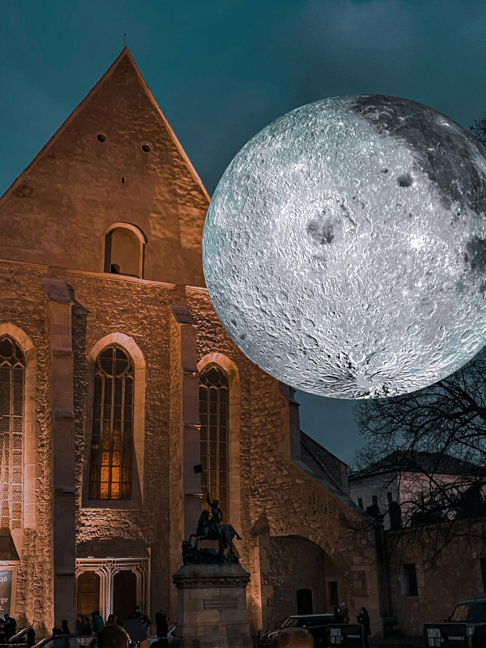 gray computer monitor