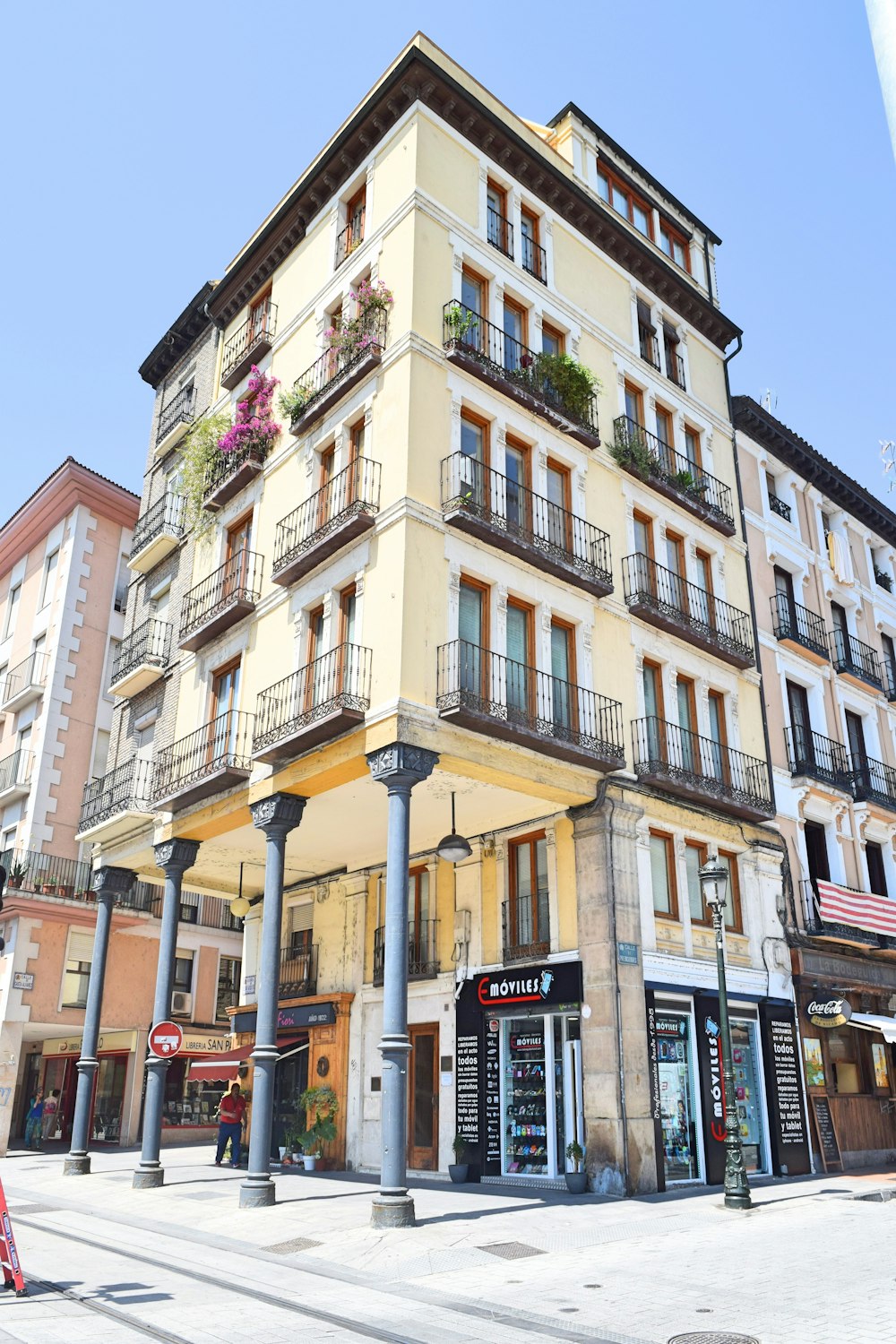 edifício de betão bege durante o dia