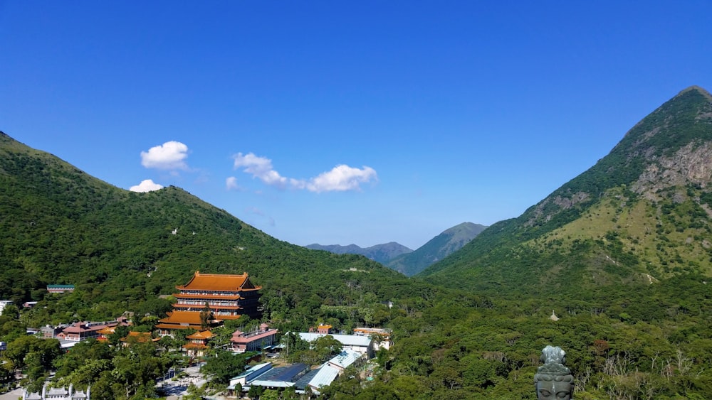 Montañas verdes bajo el cielo azul durante el día