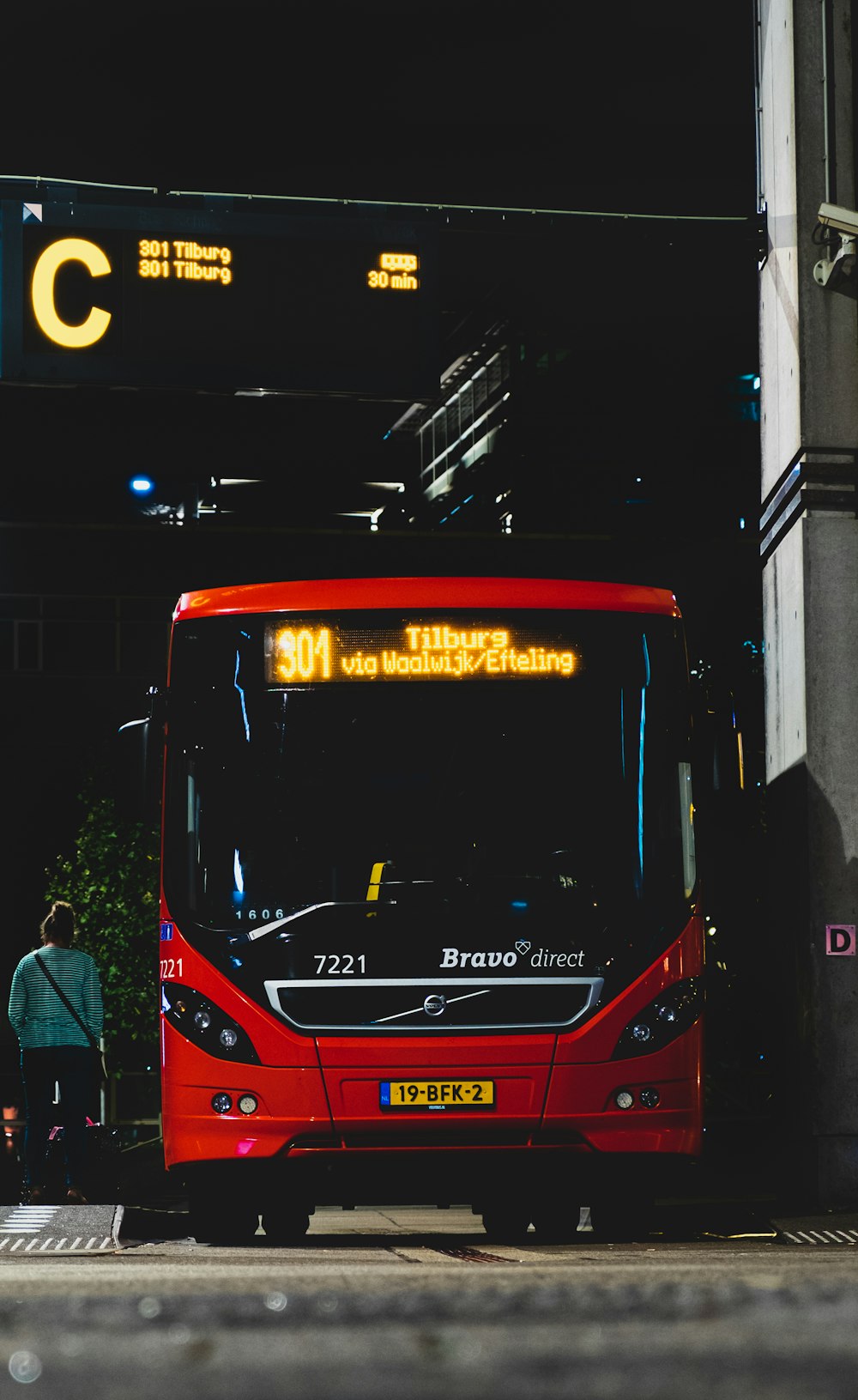 Autobús de dos pisos rojo y negro