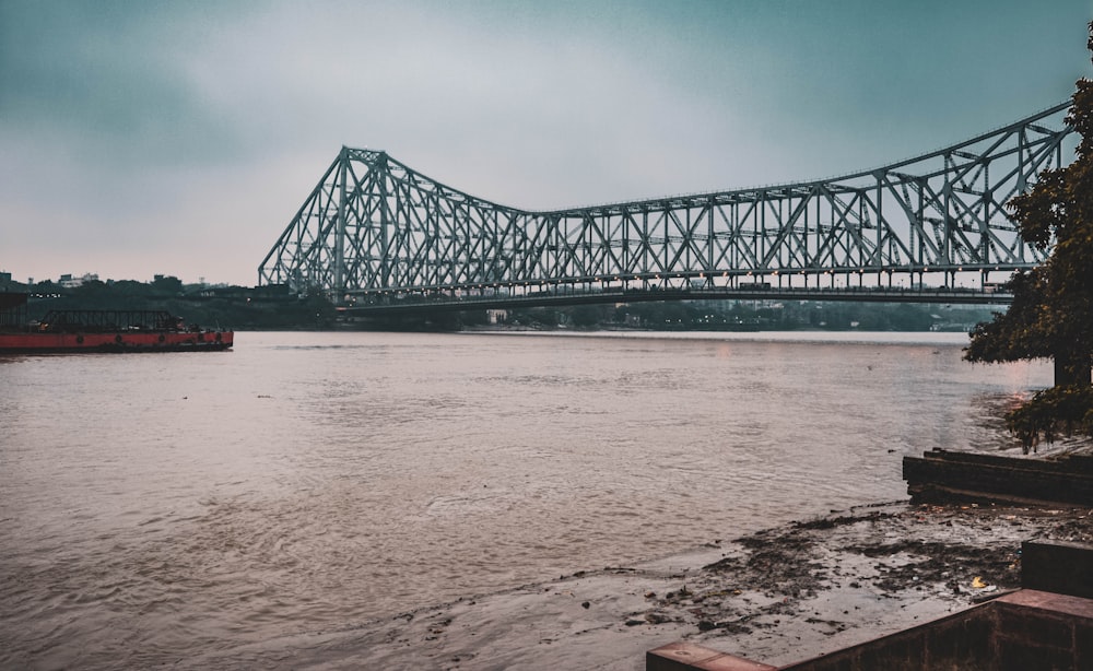 Pont métallique noir sur la mer pendant la journée