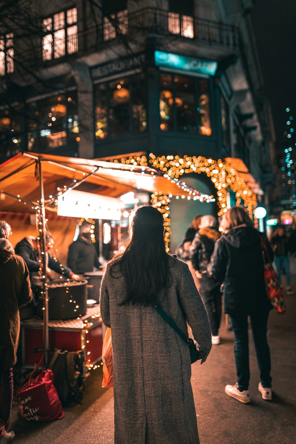 persone che camminano per strada durante la notte