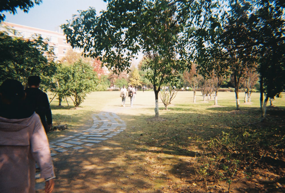 persone che camminano sul parco durante il giorno