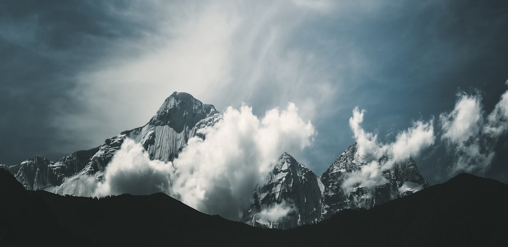 白い雲の下の黒と白の山