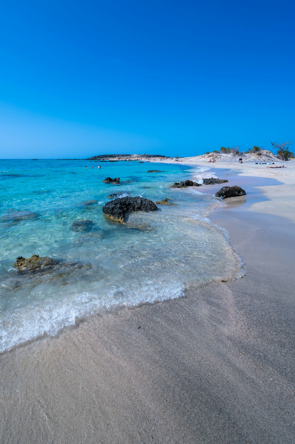 sea waves crashing on shore during daytime