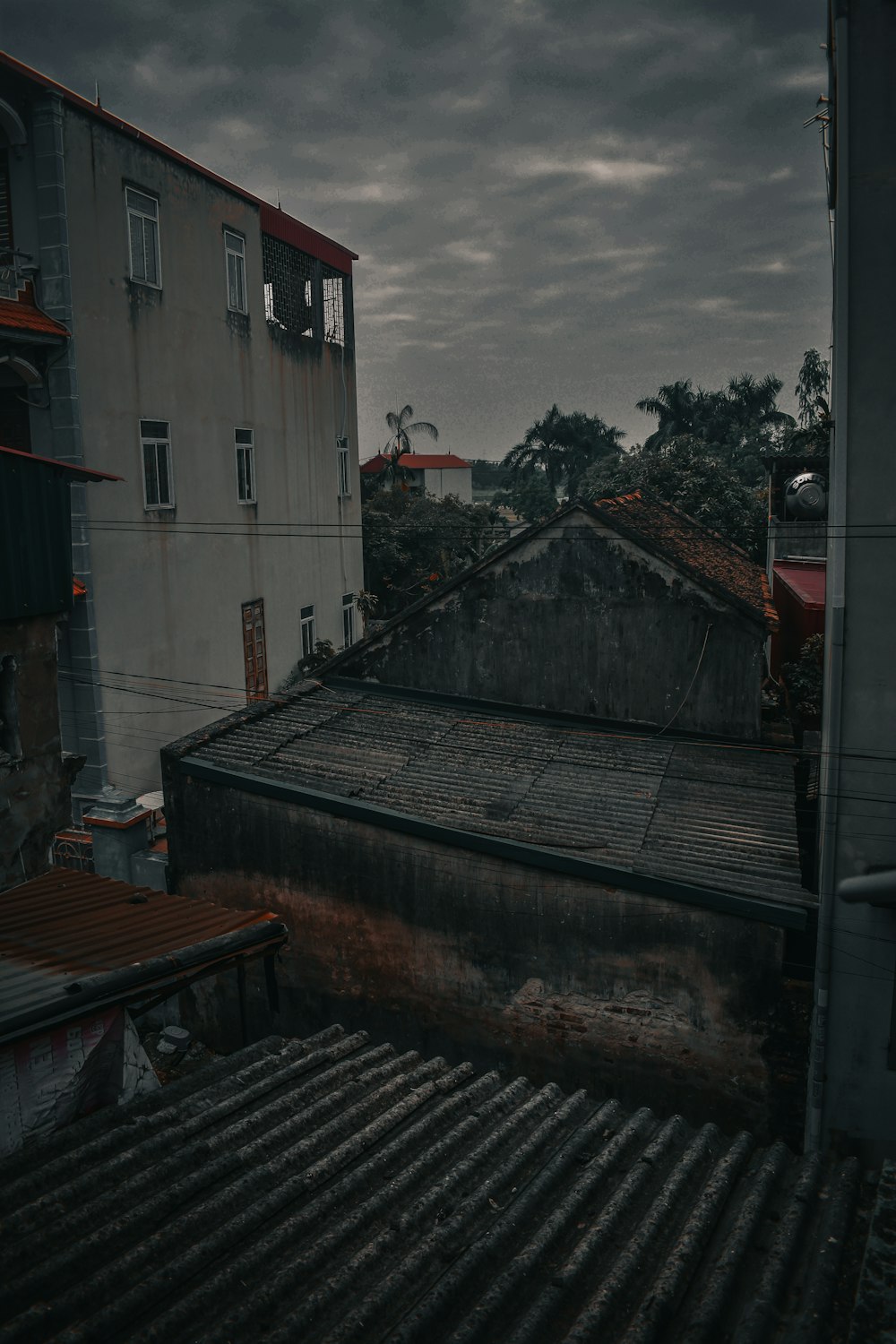 edificio in cemento bianco e rosso