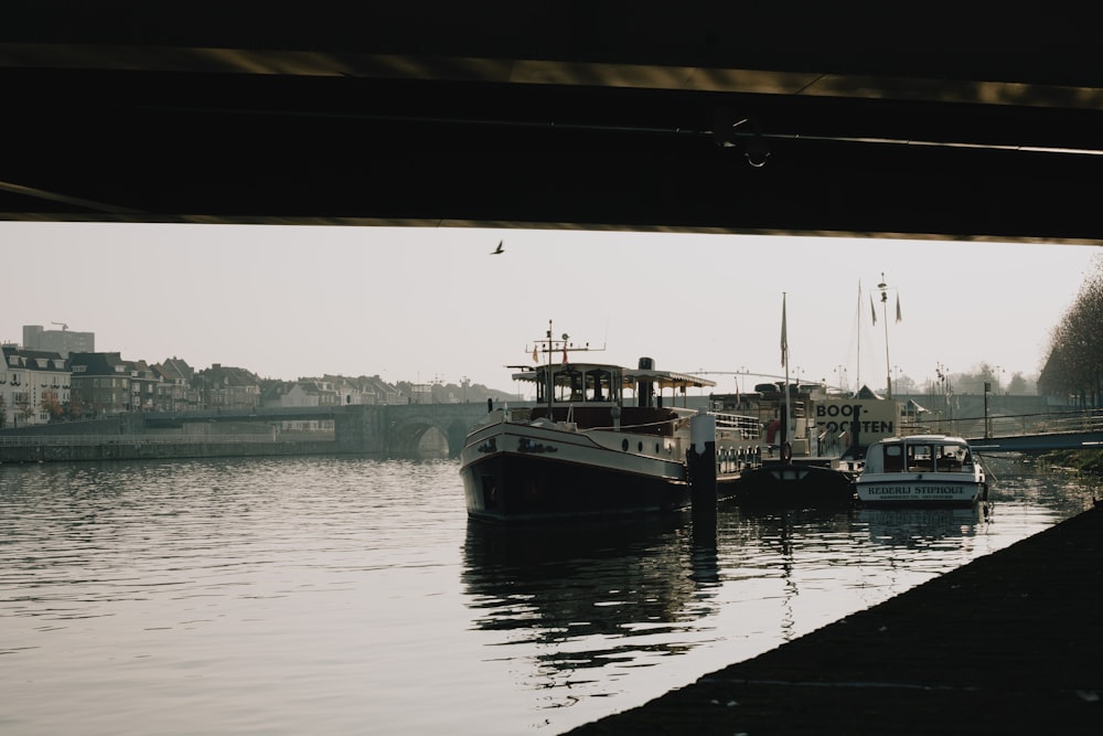 barco branco e preto na doca durante o dia