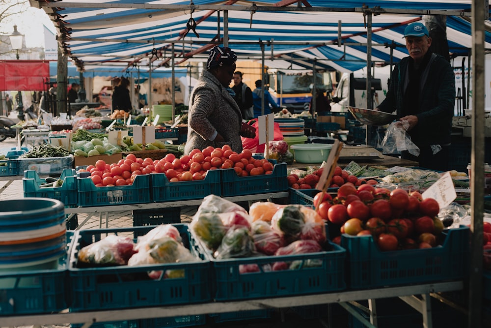 exposição de frutas vermelhas e brancas no mercado
