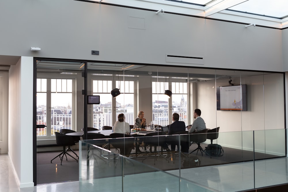 personnes assises sur une chaise à l’intérieur du bâtiment