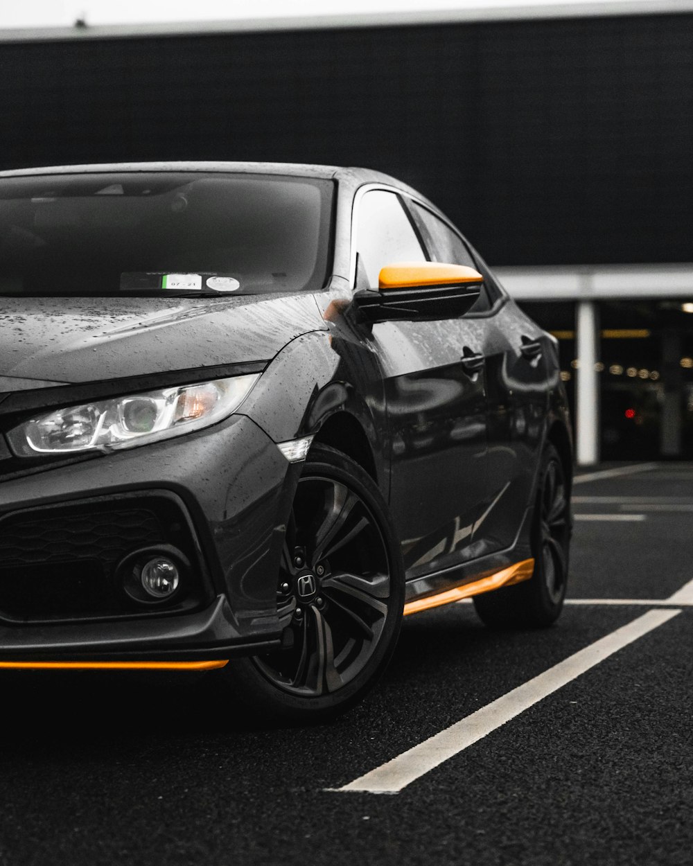 BMW M 3 noir et jaune sur route pendant la journée