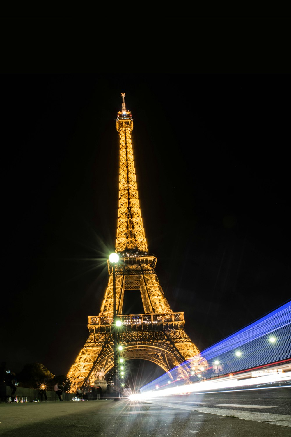 Eiffel tower with lights night time photo – Free Paris Image on Unsplash