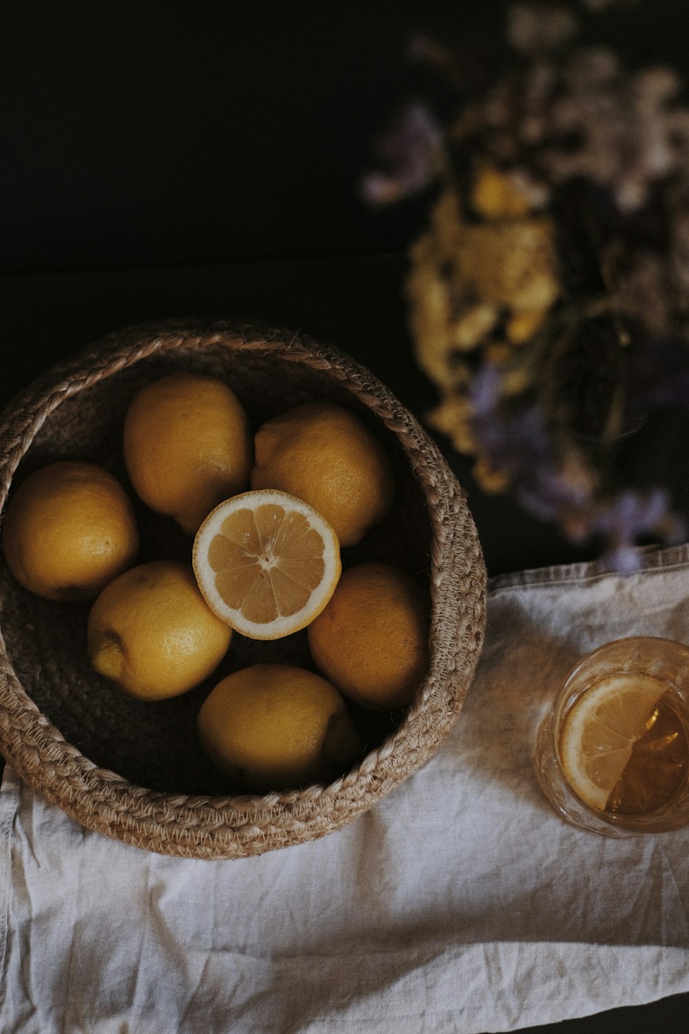 Frutos anaranjados en canasta tejida marrón