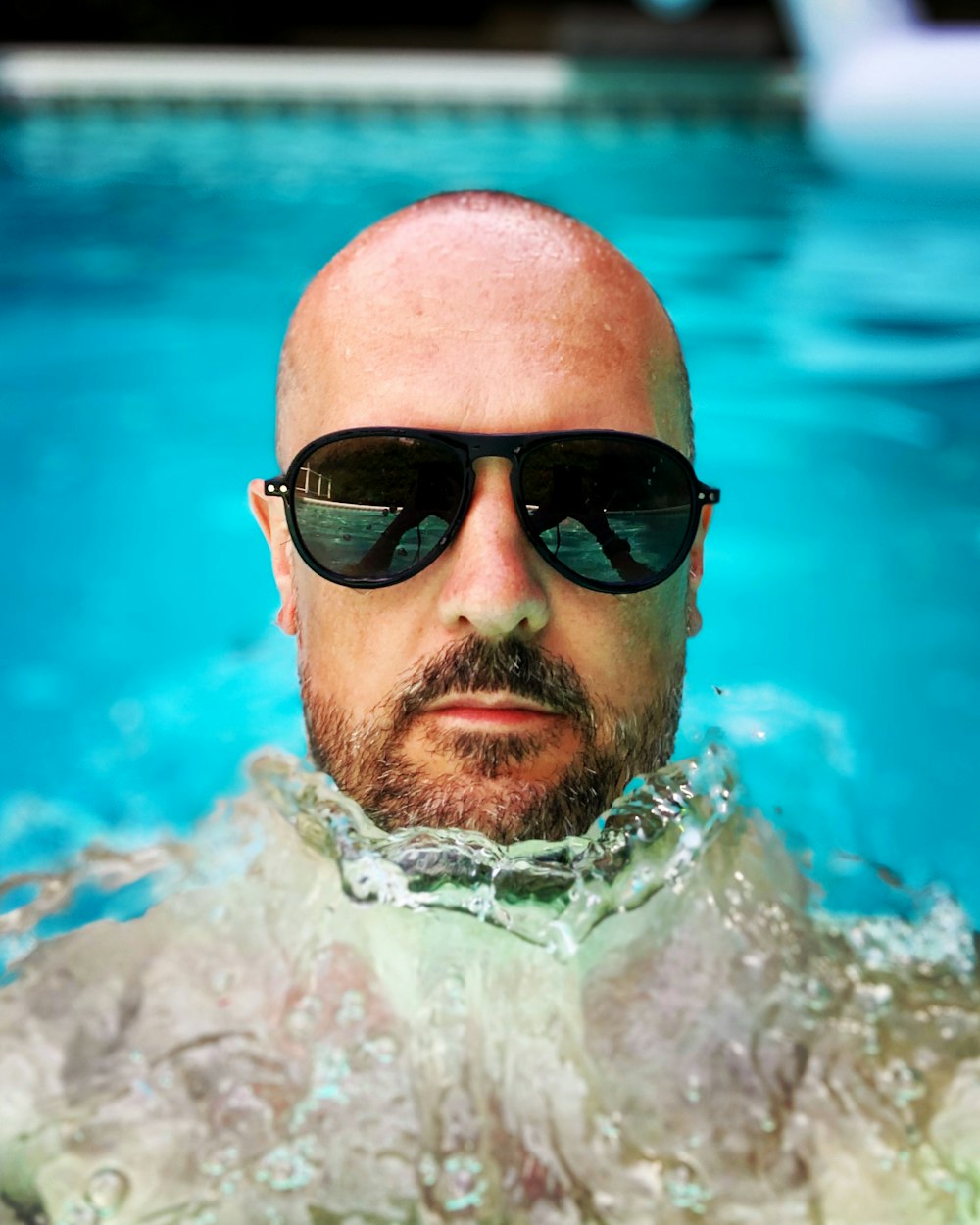 hombre con gafas de sol negras en la piscina