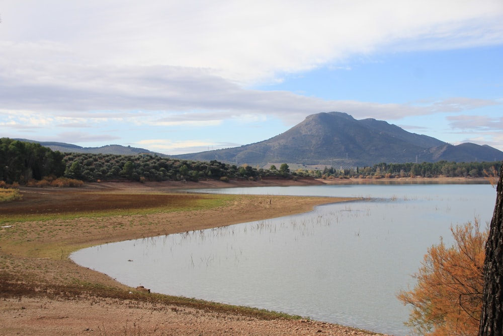 Cuerpo de agua cerca de Green Mountain bajo nubes blancas durante el día