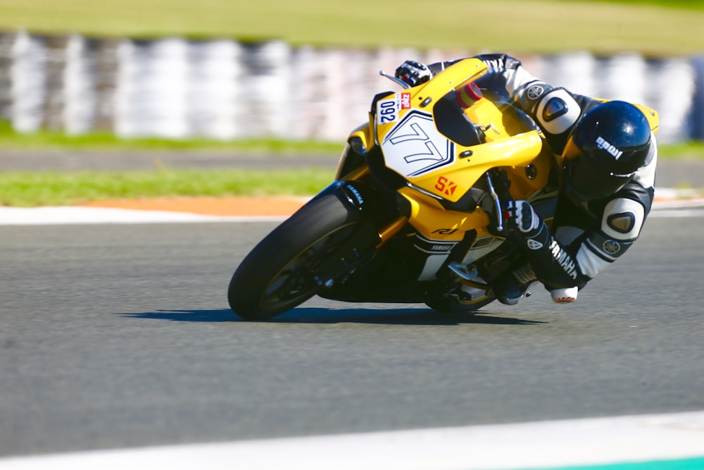 Foto Hombre en traje de motocicleta amarillo y negro montando bicicleta  deportiva amarilla y negra – Imagen Motocicleta gratis en Unsplash