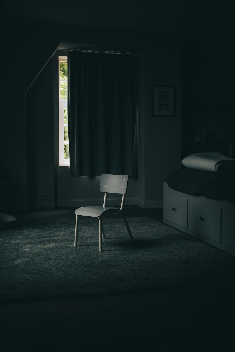 Marco de cama de madera blanca junto a la cortina negra de la ventana