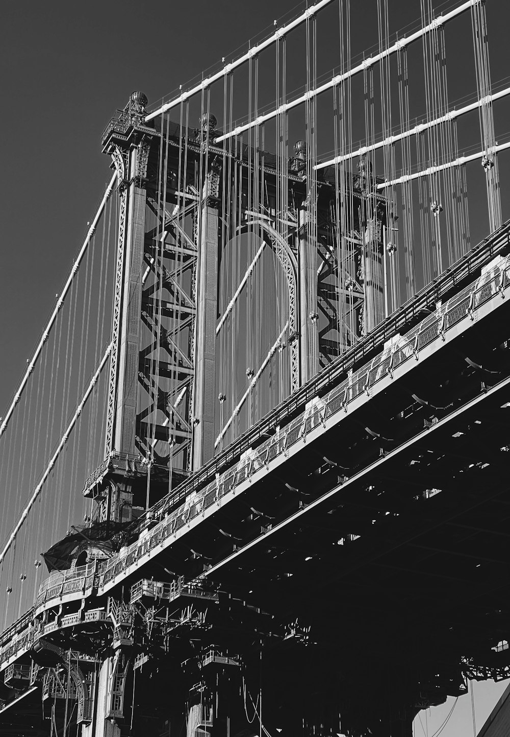 Foto en escala de grises de un puente con coches