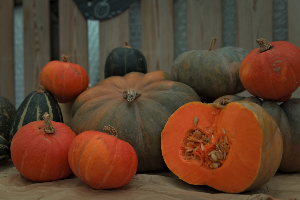 calabaza naranja sobre textil blanco