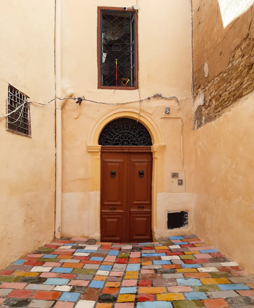 Patio en zellige coloré, porte en bois