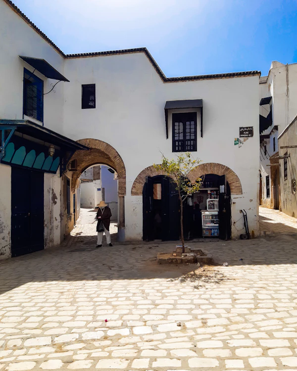Cour blanche voûtée de la médina de Tunis, lumière et arcades