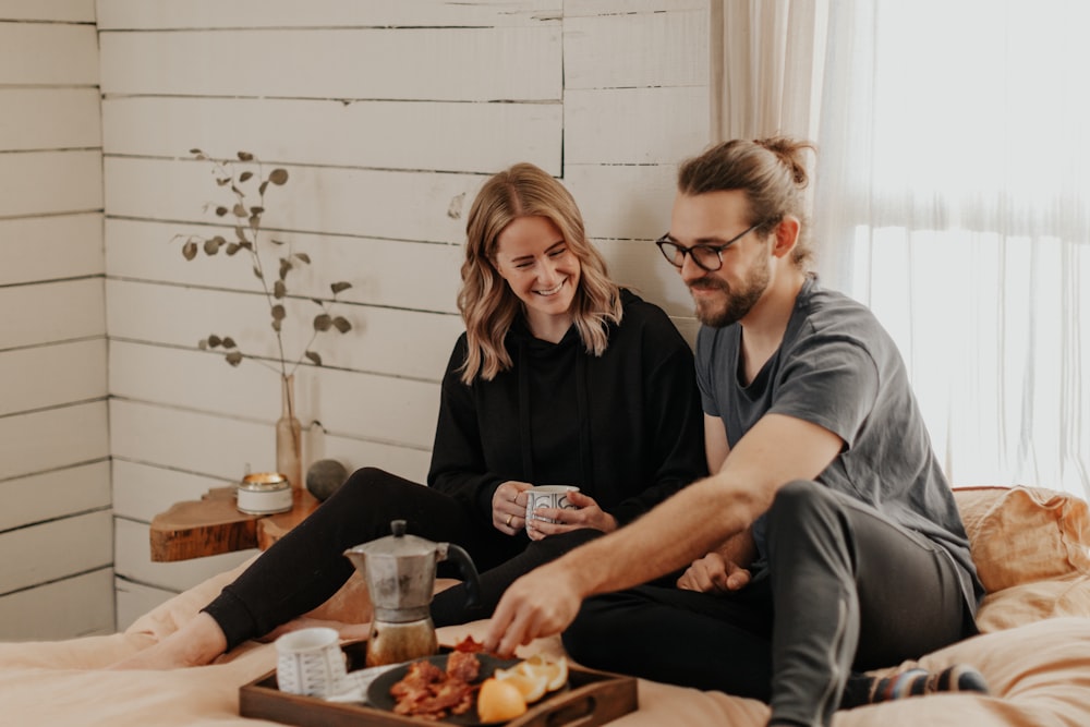 homme et femme assis à la table