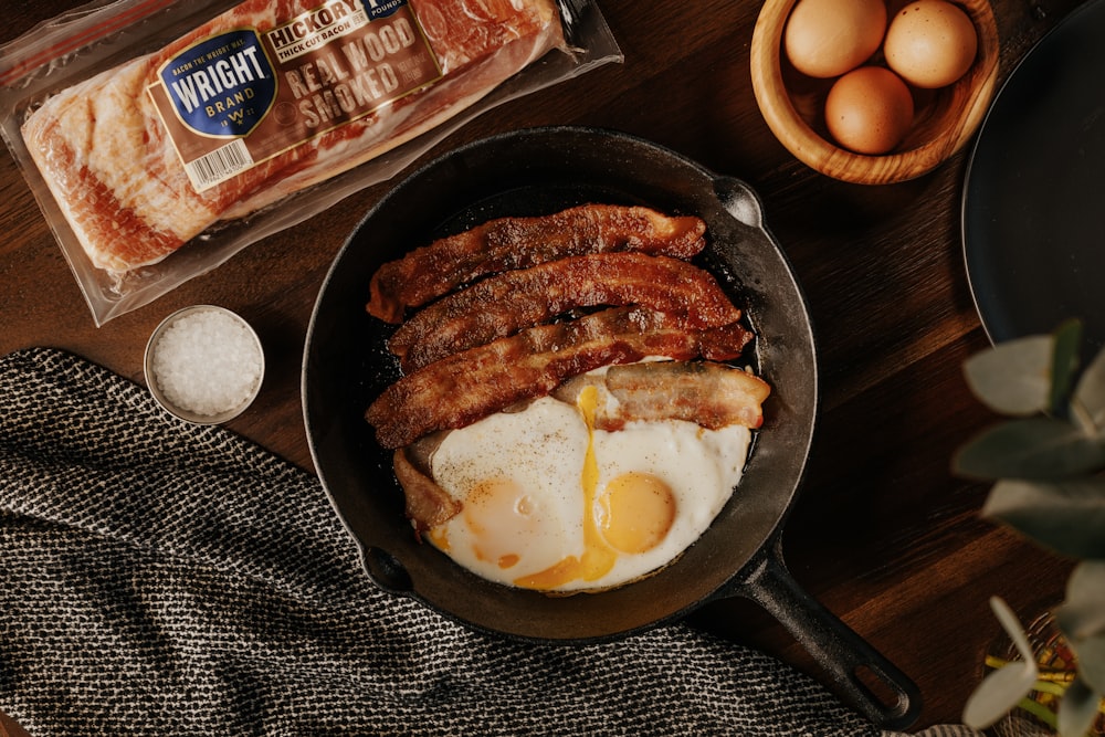 sunny side up egg on black frying pan