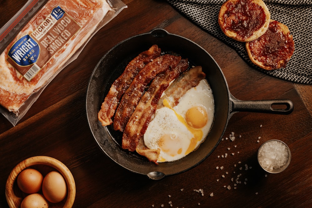 sunny side up egg on black frying pan