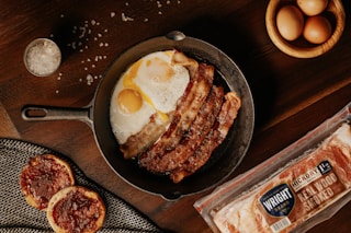 sunny side up egg on black frying pan