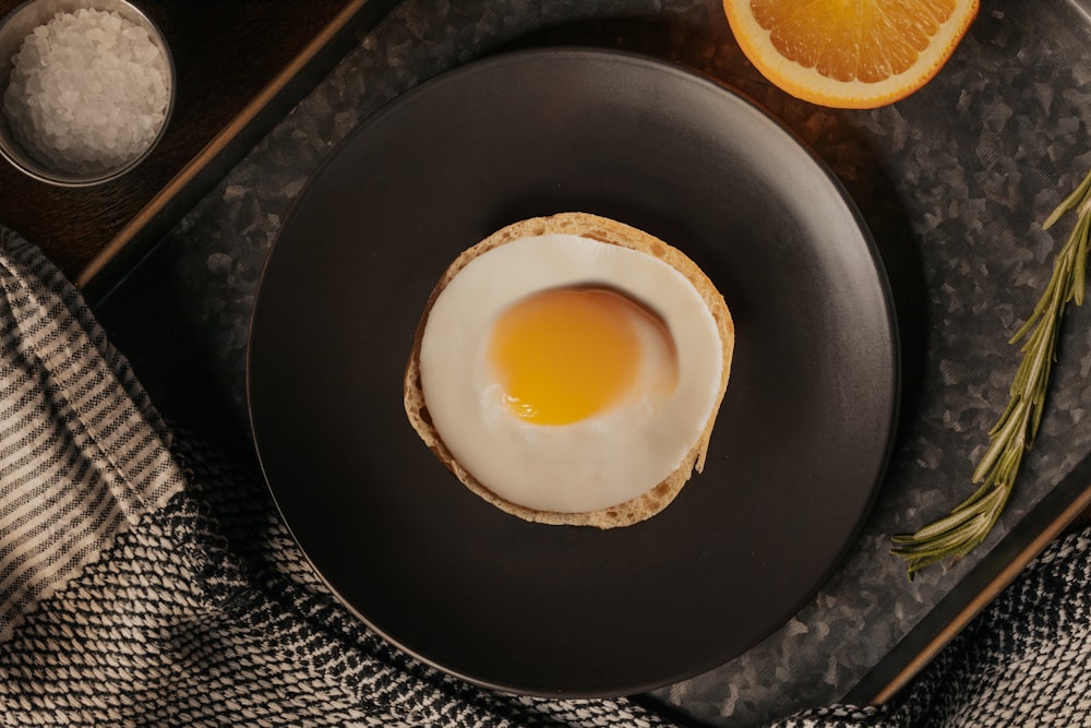 egg on black round plate