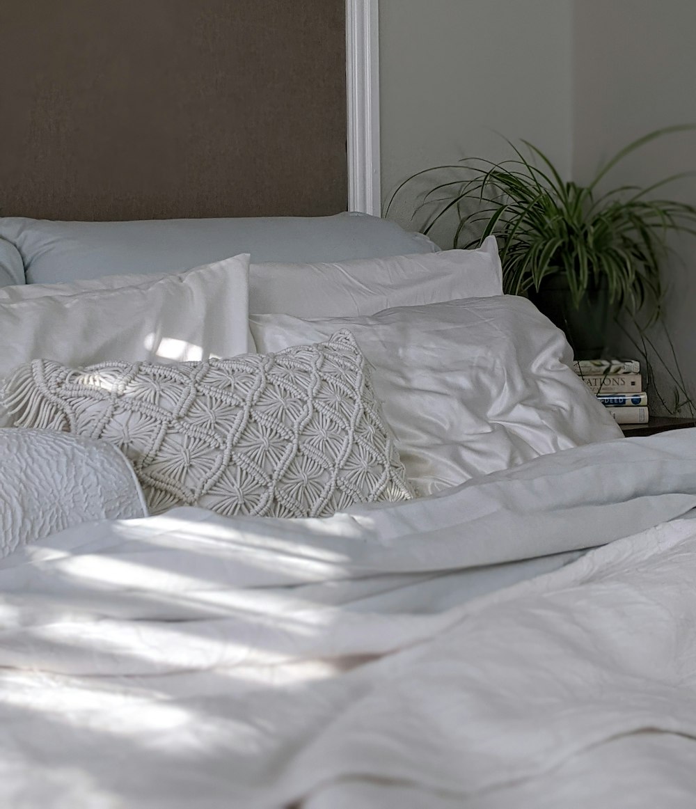 Ropa de cama blanca y gris