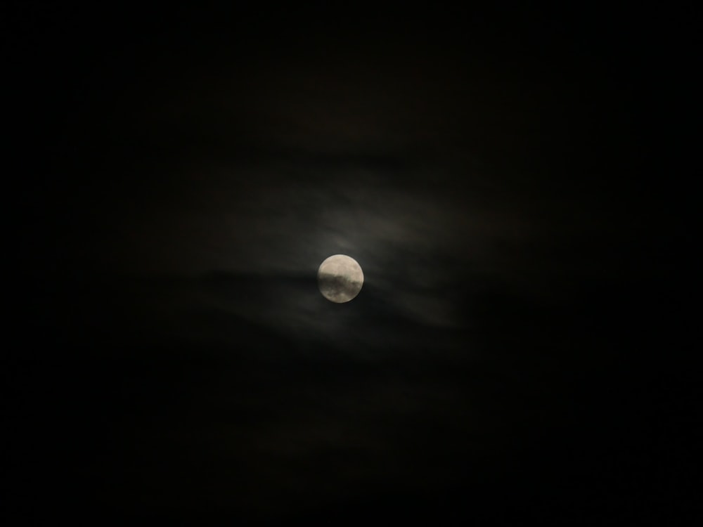 Luna llena en el cielo nocturno oscuro