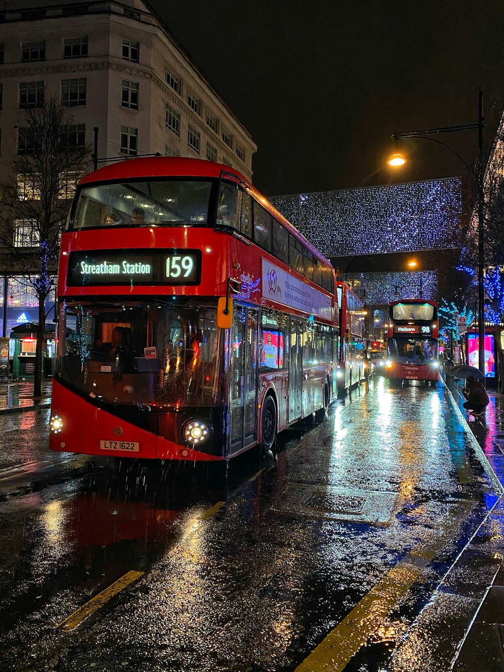 Roter Doppeldeckerbus nachts unterwegs