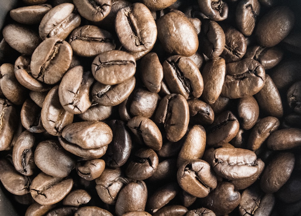grains de café bruns en photographie en gros plan