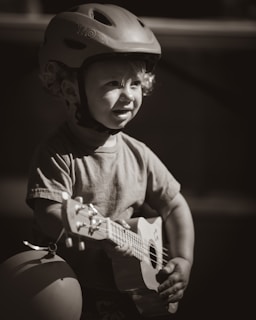 Lesson for beginners: How to start playing guitar