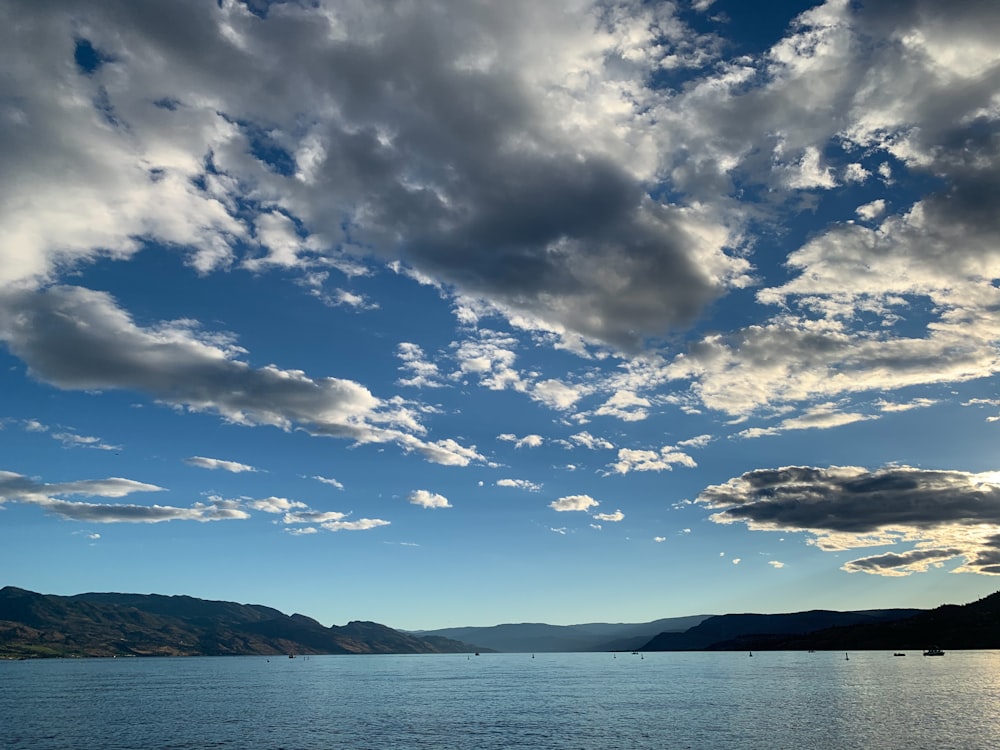 青い空と海の上の白い雲