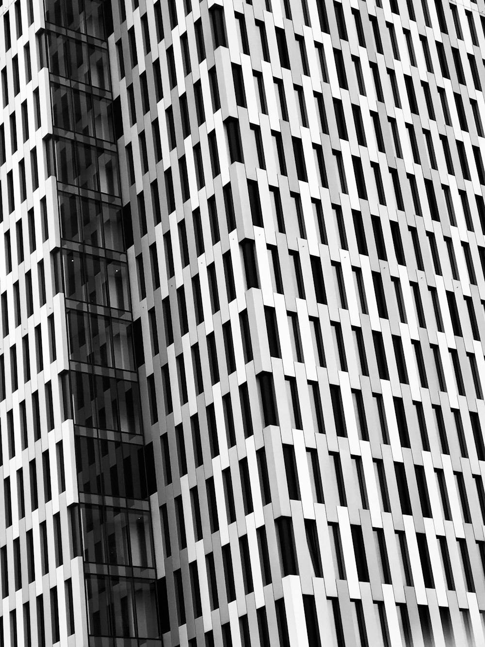 Edificio de hormigón blanco durante el día