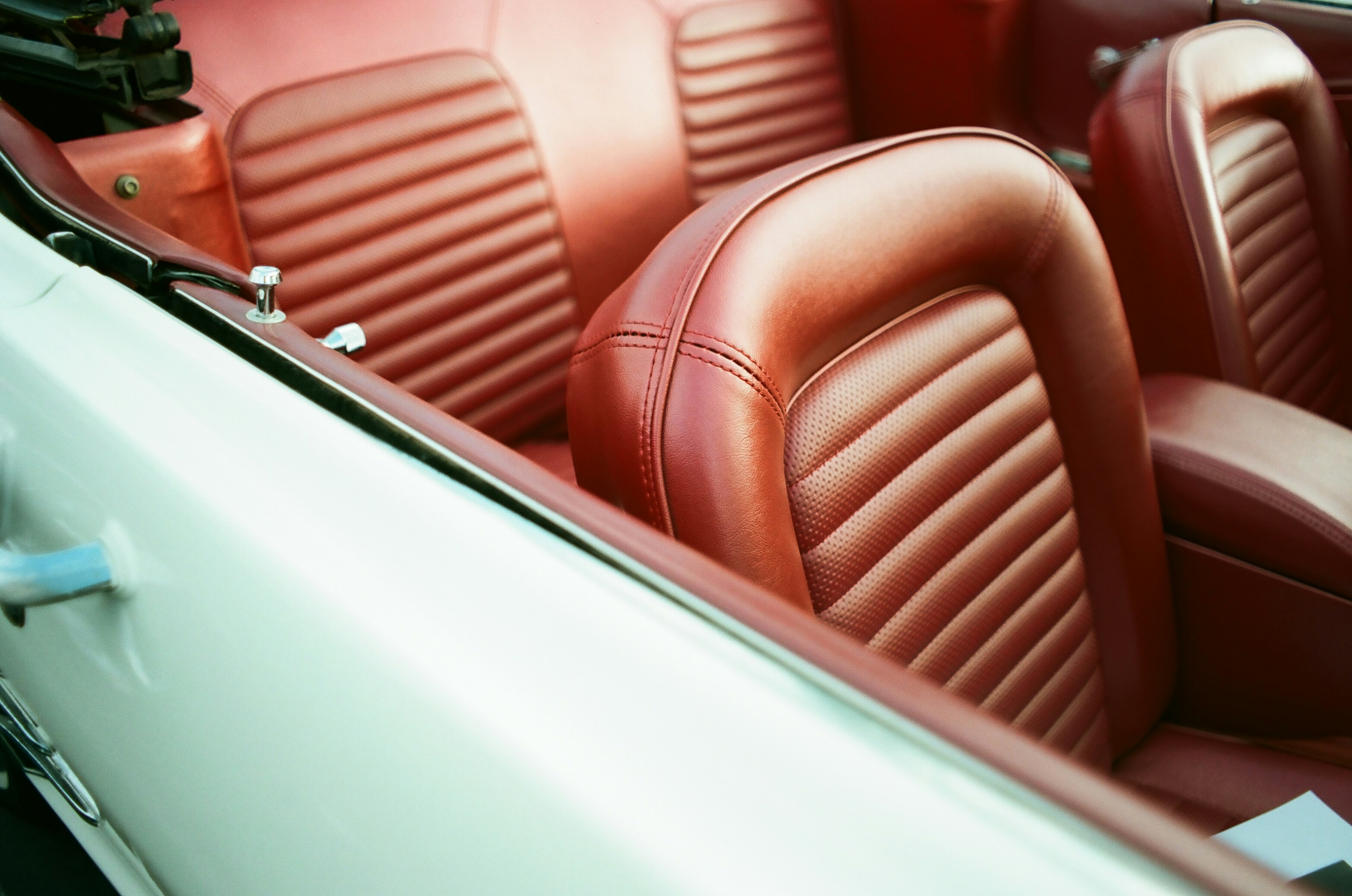 Asiento de coche de cuero rojo y marrón