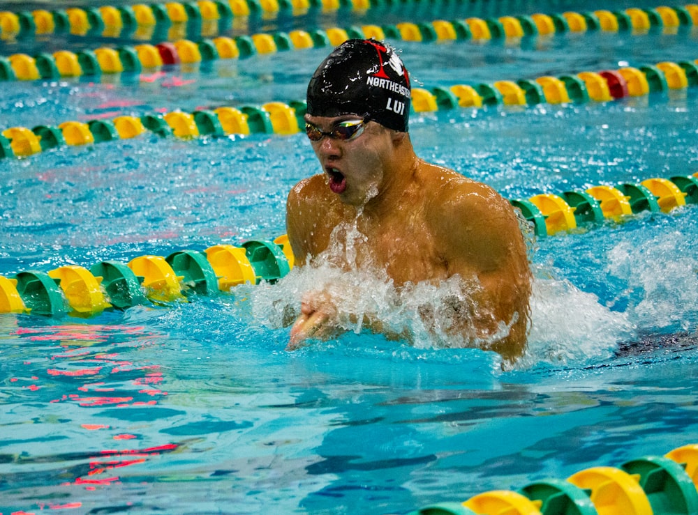 Homme en lunettes de natation dans la piscine photo – Photo Etats