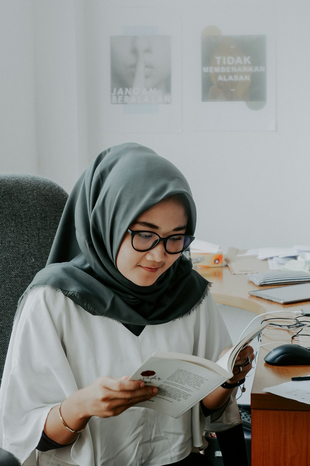 Frau mit weißem Hijab und Brille mit schwarzem Rahmen