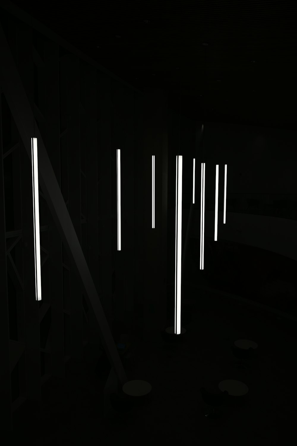 Ampoule blanche allumée dans une pièce sombre