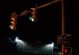 stop light with red light
