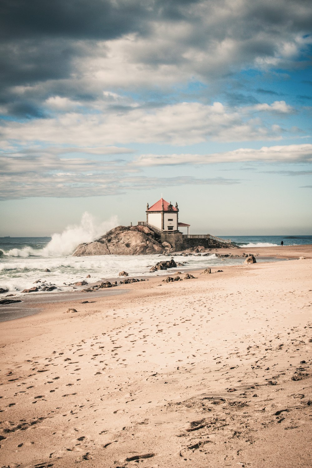 edifício de concreto branco e marrom na costa durante o dia