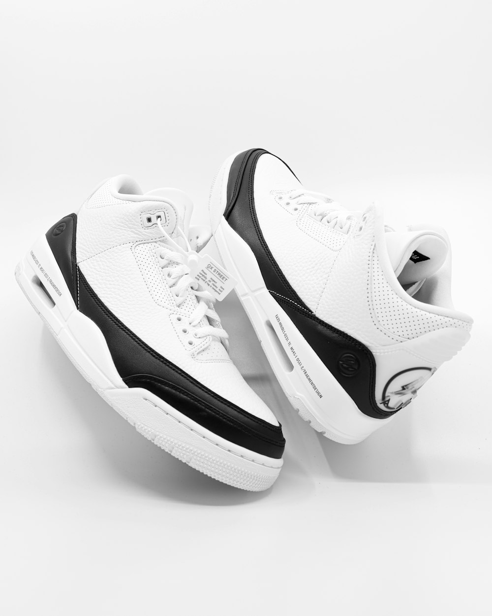 Foto Nike air jordan 1 blanco y negro – Imagen Azul gratis en Unsplash