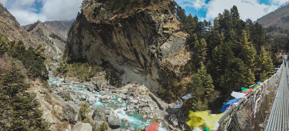 Cuerpo de agua entre montañas rocosas bajo el cielo azul durante el día