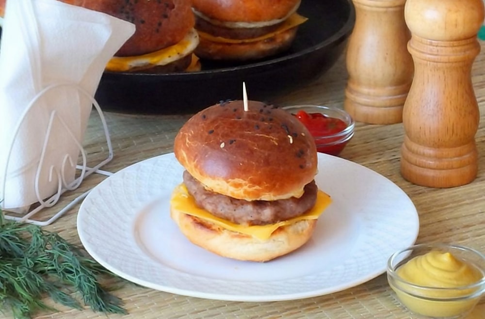 Burger sur assiette en céramique blanche