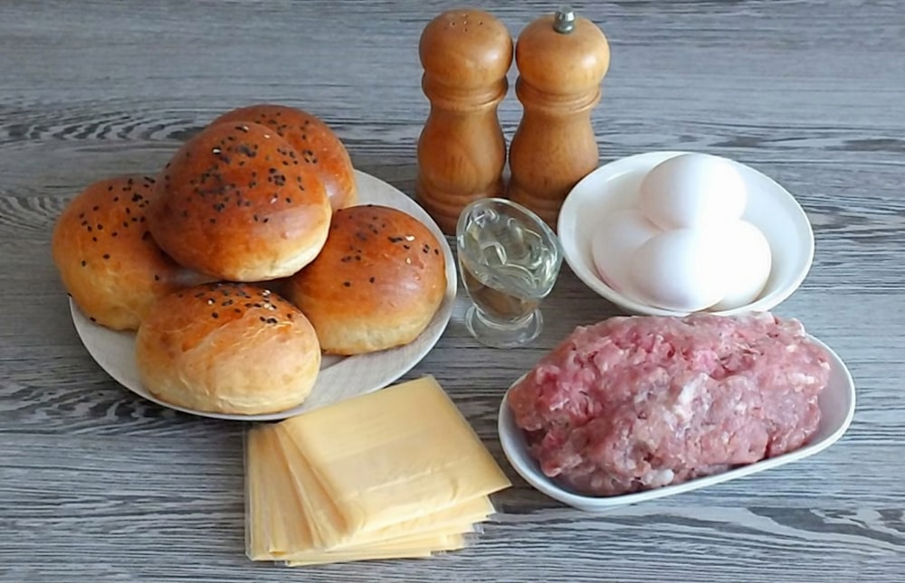 Deux shakers à condiments en céramique brune sur table en bois marron